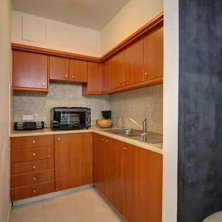 Elias 2-bedroom Lower Apt On The With Pool