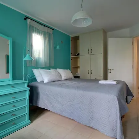 Elias 2-bedroom Lower Apt On The With Pool Apartamento