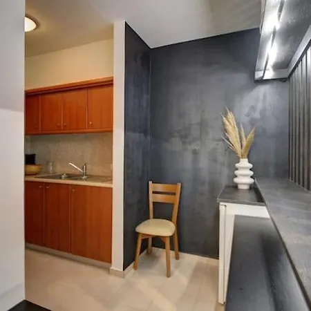 Elias 2-bedroom Lower Apt On The With Pool *