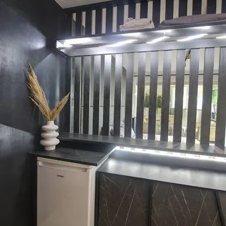 Elias 2-bedroom Lower Apt On The With Pool Διαμέρισμα *