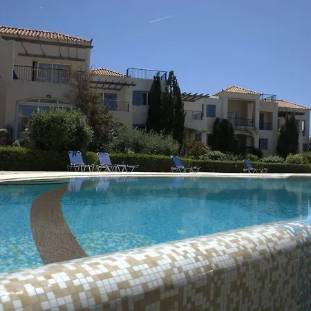 Elias 2-bedroom Lower Apt On The With Pool Apartamento
