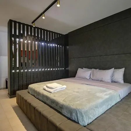 Elias 2-bedroom Lower Apt On The With Pool Διαμέρισμα Χανιά