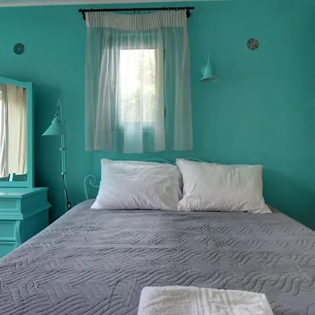 Elias 2-bedroom Lower Apt On The With Pool *
