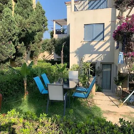 Elias 2-bedroom Lower Apt On The With Pool *