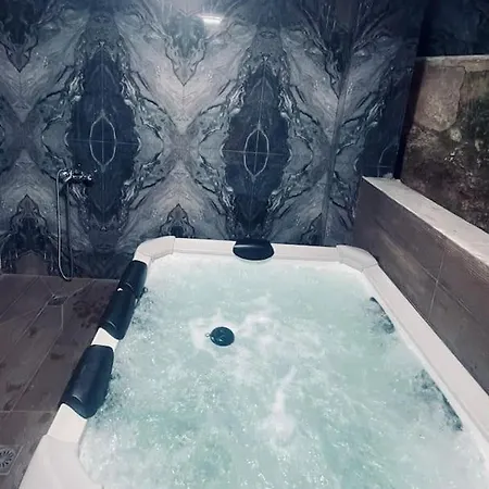 Elias 2-bedroom Lower Apt On The With Pool *