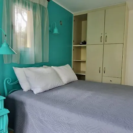 Elias 2-bedroom Lower Apt On The With Pool *